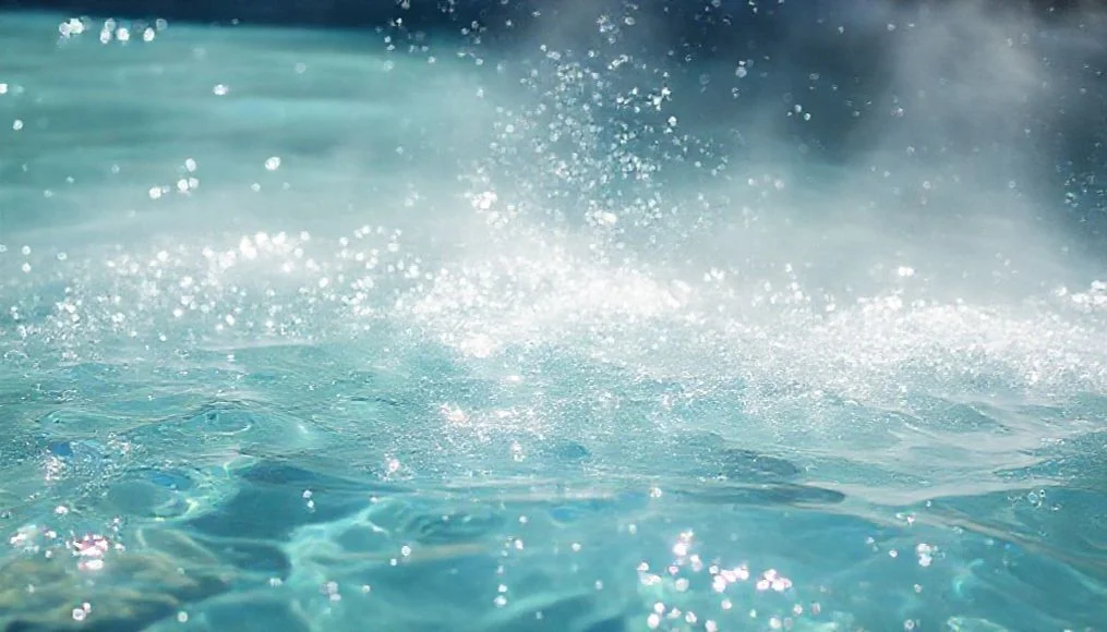 Rüyada berrak sel suyu görmek: Temizlik ve yenilenme rüya tabiri.